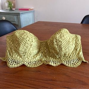 Size:M. Victoria’s Secret Strapless Lace Bra. Chartreuse colour.